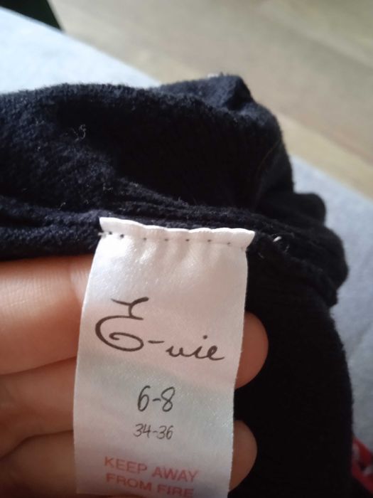 Dłuższy sweterek na guziki 34/36 czarny sweter klasyczny z kieszonkami