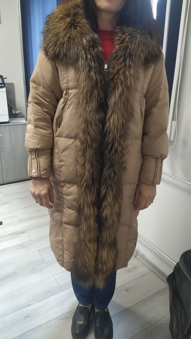 Beżowy plaszcz zimowy obszyty lisem
