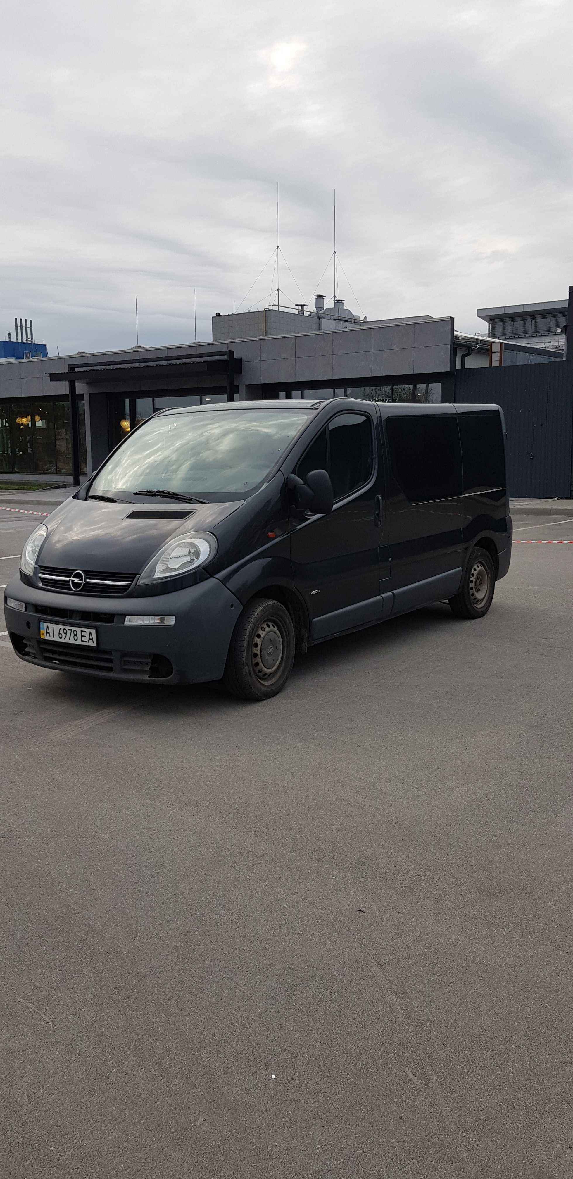 Автомобіль Opel Vivaro 2.5