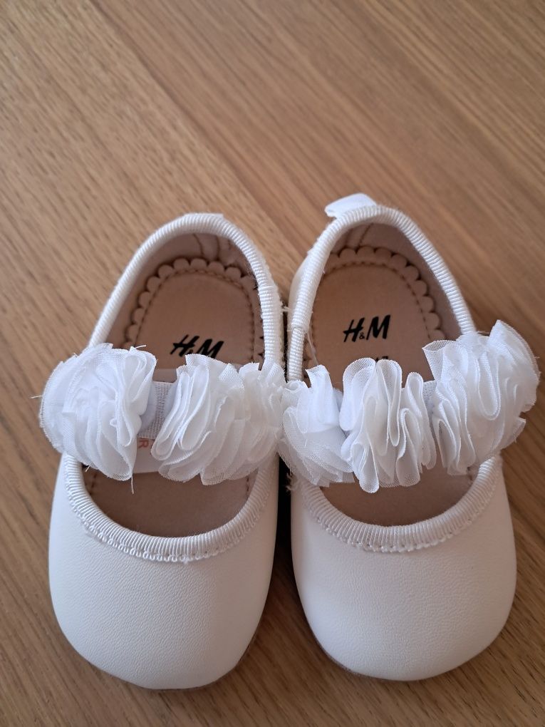 Buciki H&M nowe buty hm 16 17 ecru kremowe chrzest roczek