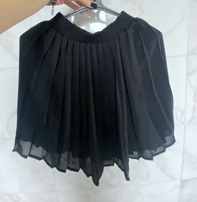 Чорна плісіповага спідниця