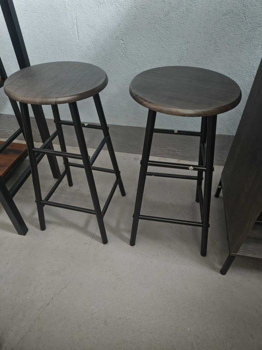 Stół barowy + 2 stołki, uchwyt na kieliszki i stojak na wino RYSY