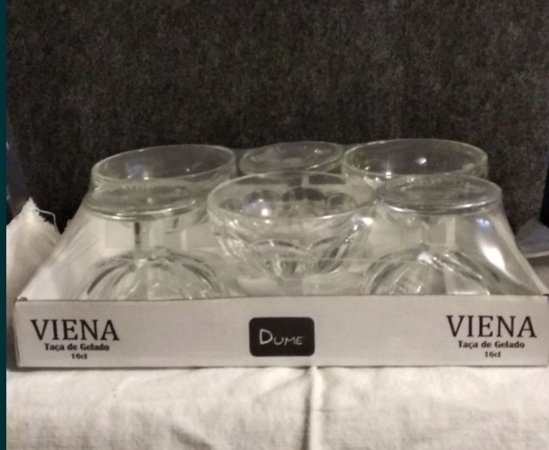 Seis taças de sobremesa, novas.