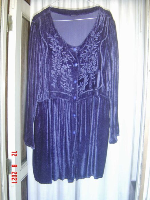 VESTIDO  tamanho M   azul  escuro  c/  bordados, em veludo