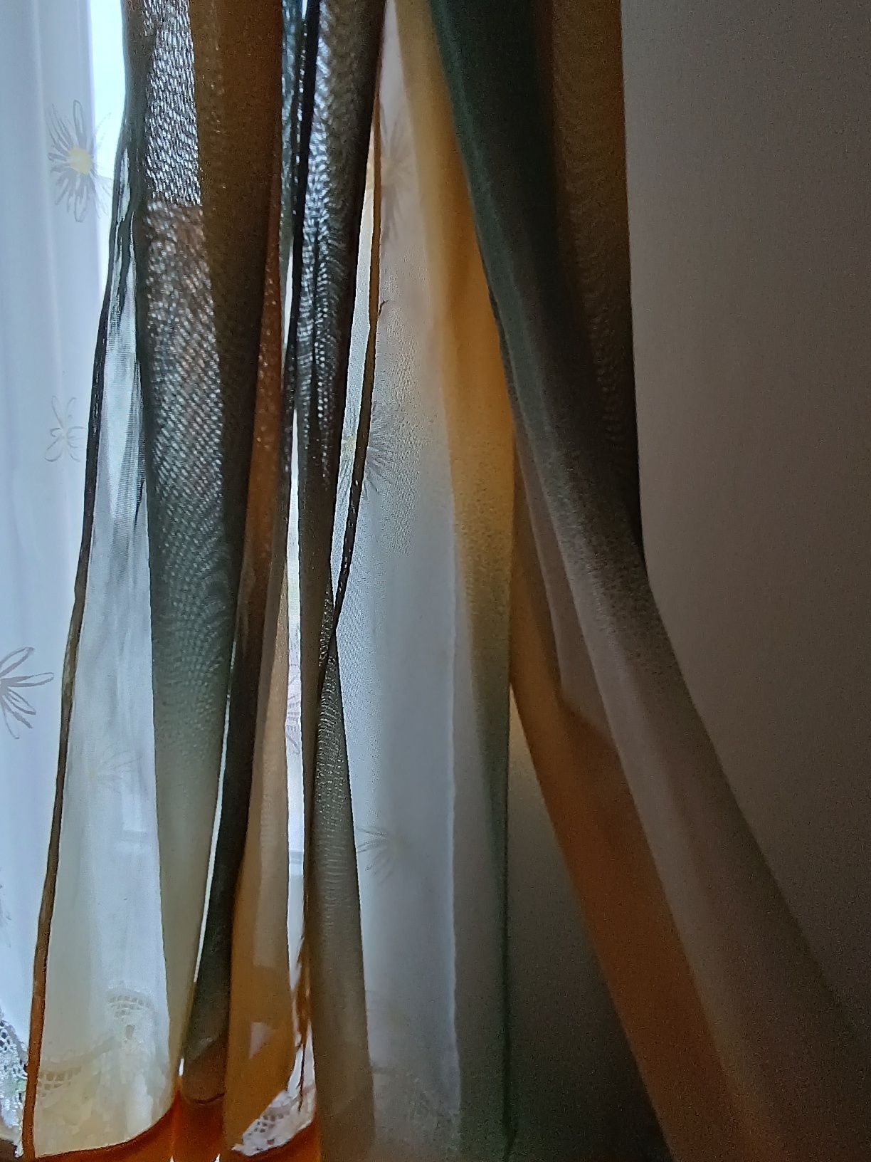 Dekoracja okna do udrapowana na karniszu