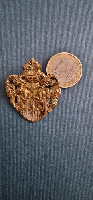 Brasão antigo com 3 flores de lis