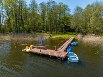 Domki letniskowe nad jeziorem. Mazury