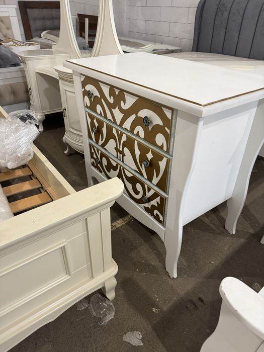 Комплект меблів в спальню.  Дерево.  Різьба. Ліжко, комод, тумбочка ст