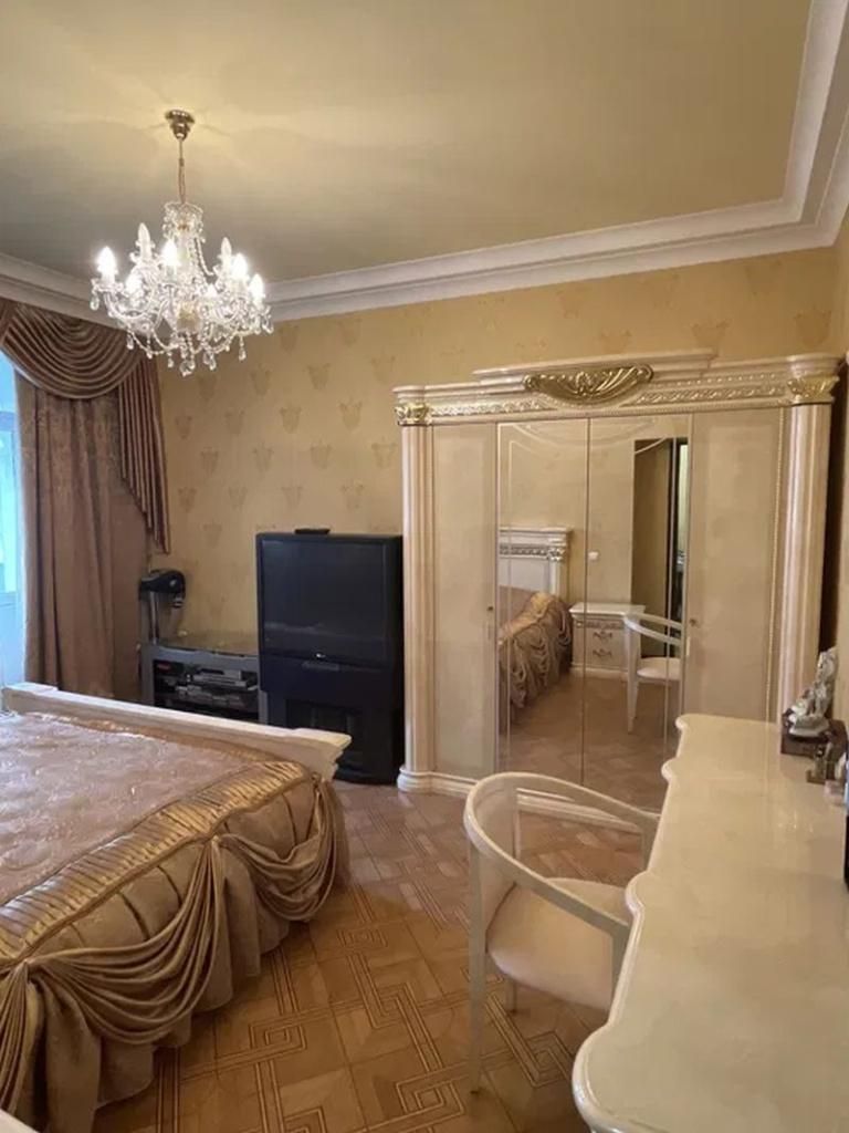 Продам 5-комн квартиру в районе Титова ул.