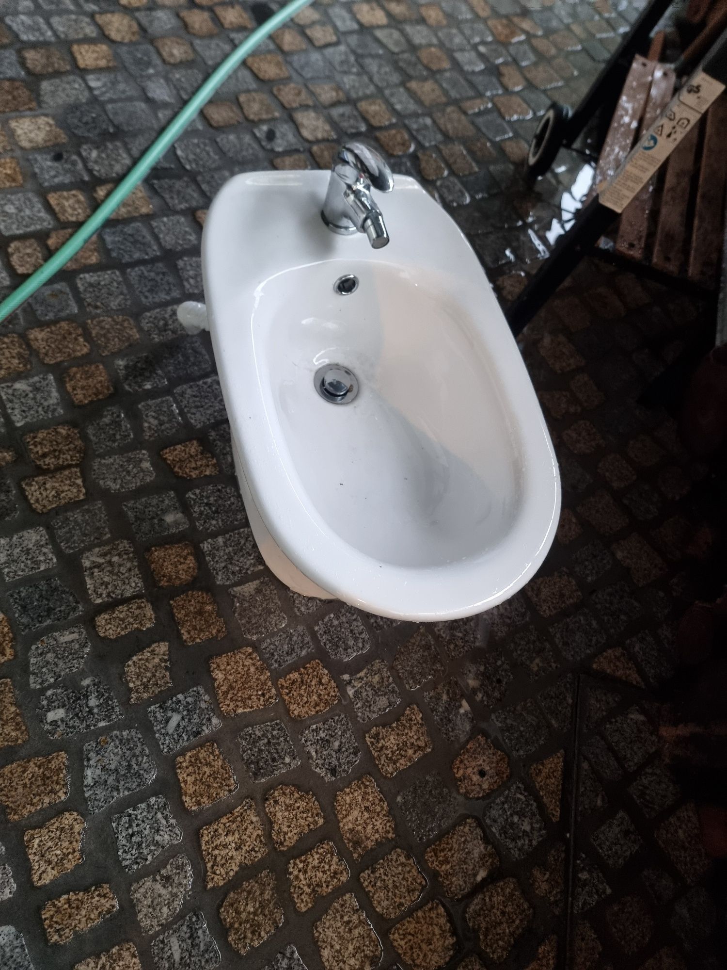 Bidé com torneira