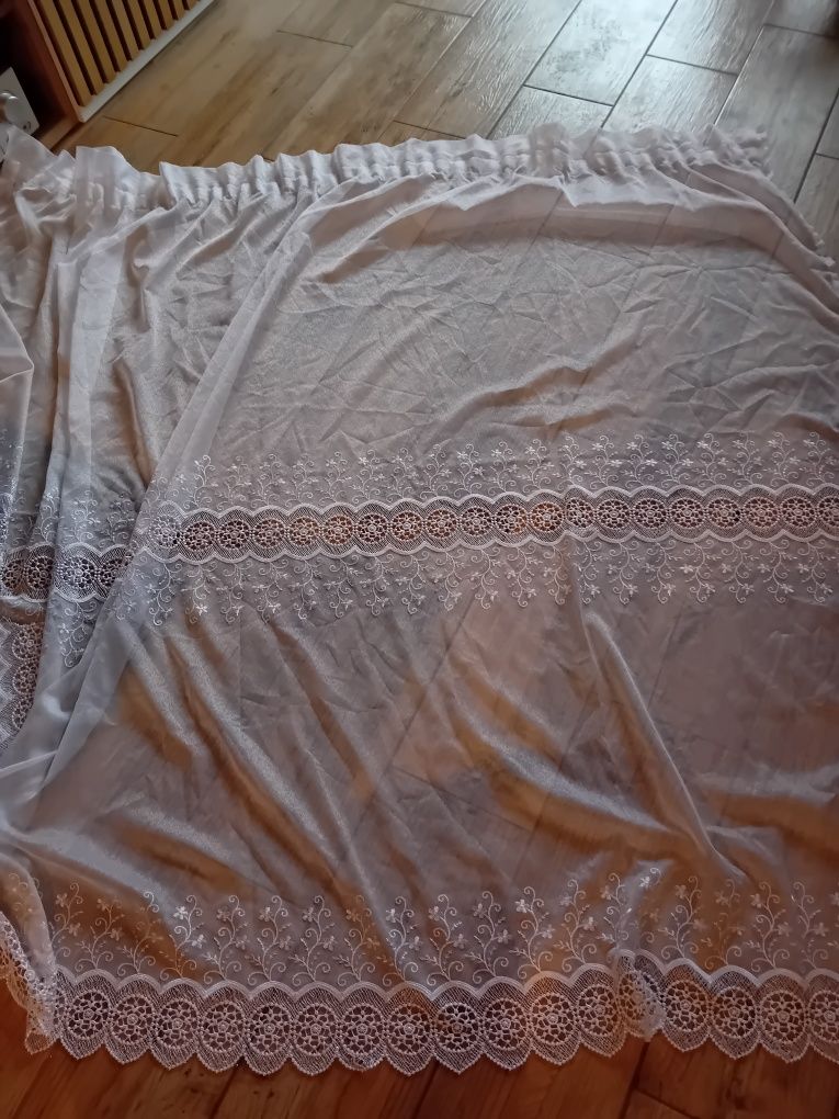 Śliczna firana pokojowa na taśmie