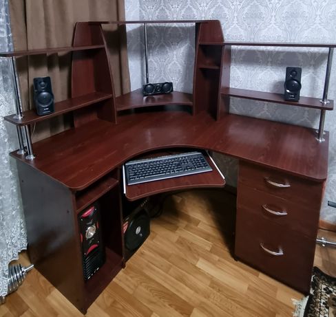Компютерний стіл