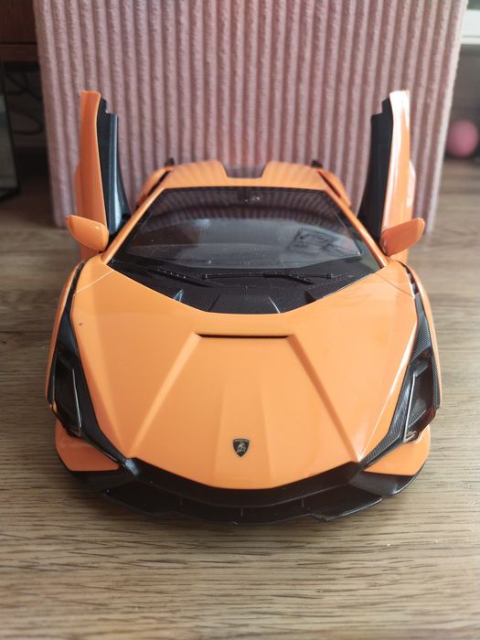 Lamborghini Sian rastar auto na pilota