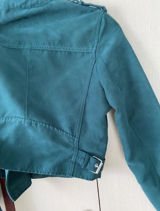 Замшева куртка-косуха Bershka гарного смарагдового кольору