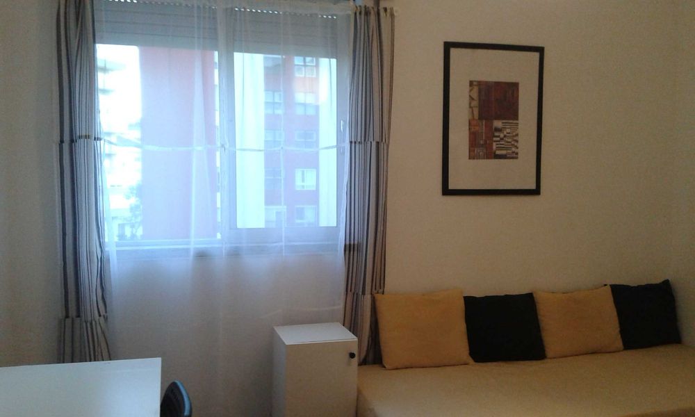 Arrenda-se (habitar) até junho de 2026, quarto individual no Miratejo