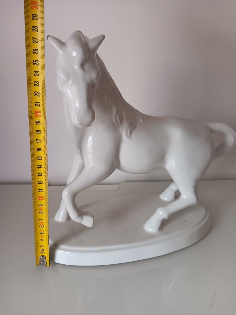Cavalo de loiça Alcobaça
Da Alfal de Alcobaça 
Medidas nas fotos
Em mu