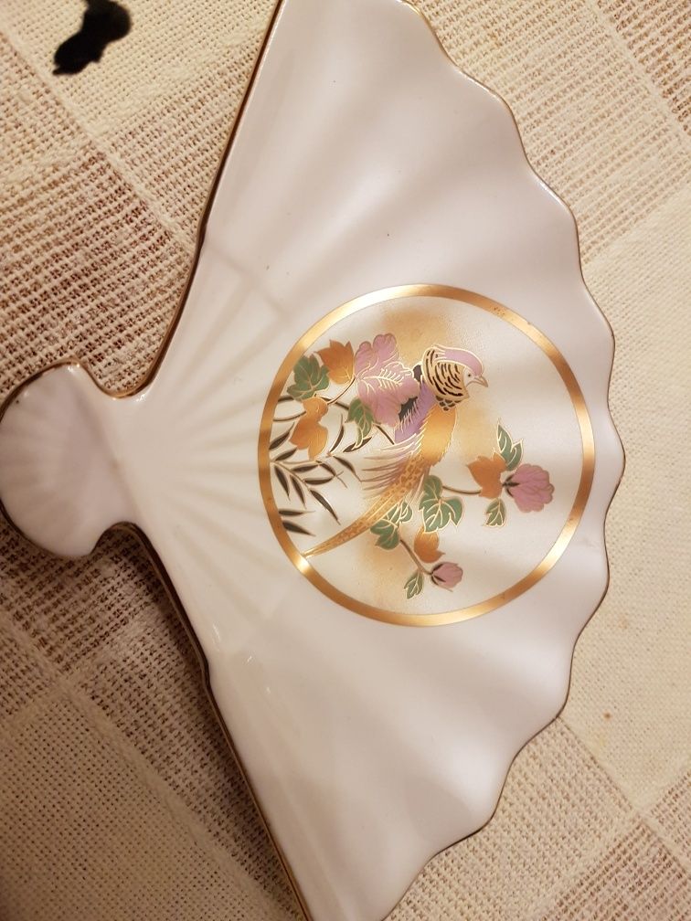 Talerzyk w kształcie wachlarza z eleganckiej porcelany