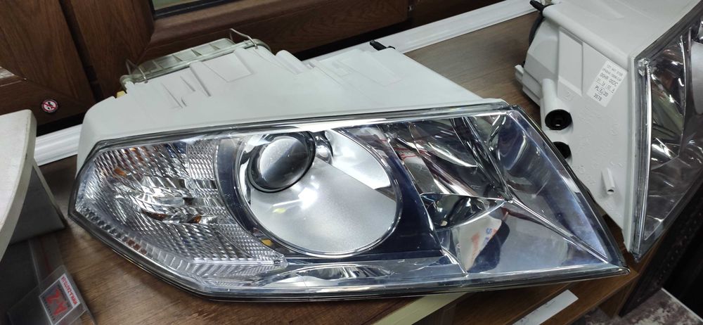Фары Octavia A5 04-13 XENON оригинал новые