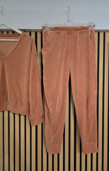 Welurowy komplet dresowy w kolorze karmelowym/ produkcja włoska