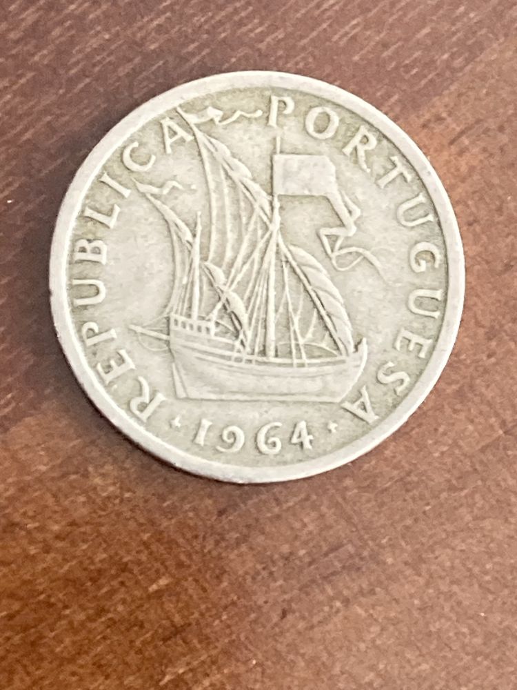 3 moedas de 5 escudos (1964, 1966 e 1967); oferta moeda 1984