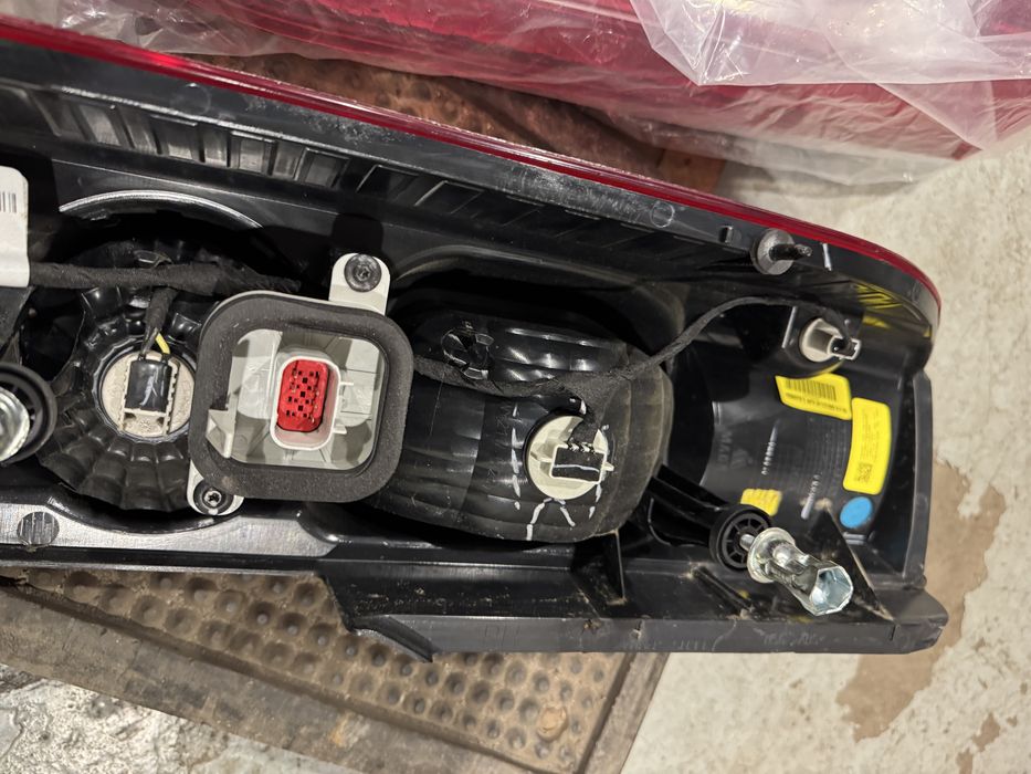 Lampa lampy tyl promaster żółty kierunek