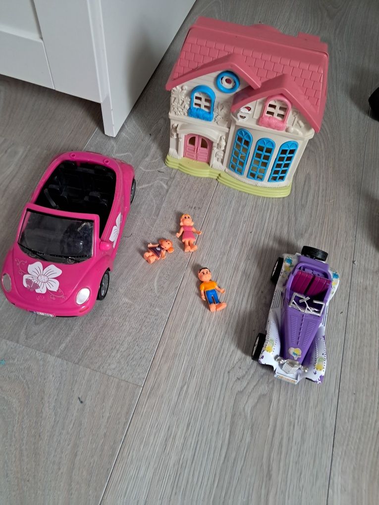 domek dla lalek dwa autka simba vw new Beetle i trzy ludziki lalki