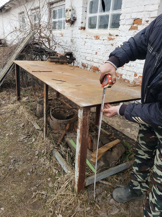 Стол слесарный,с тисками и наковальней