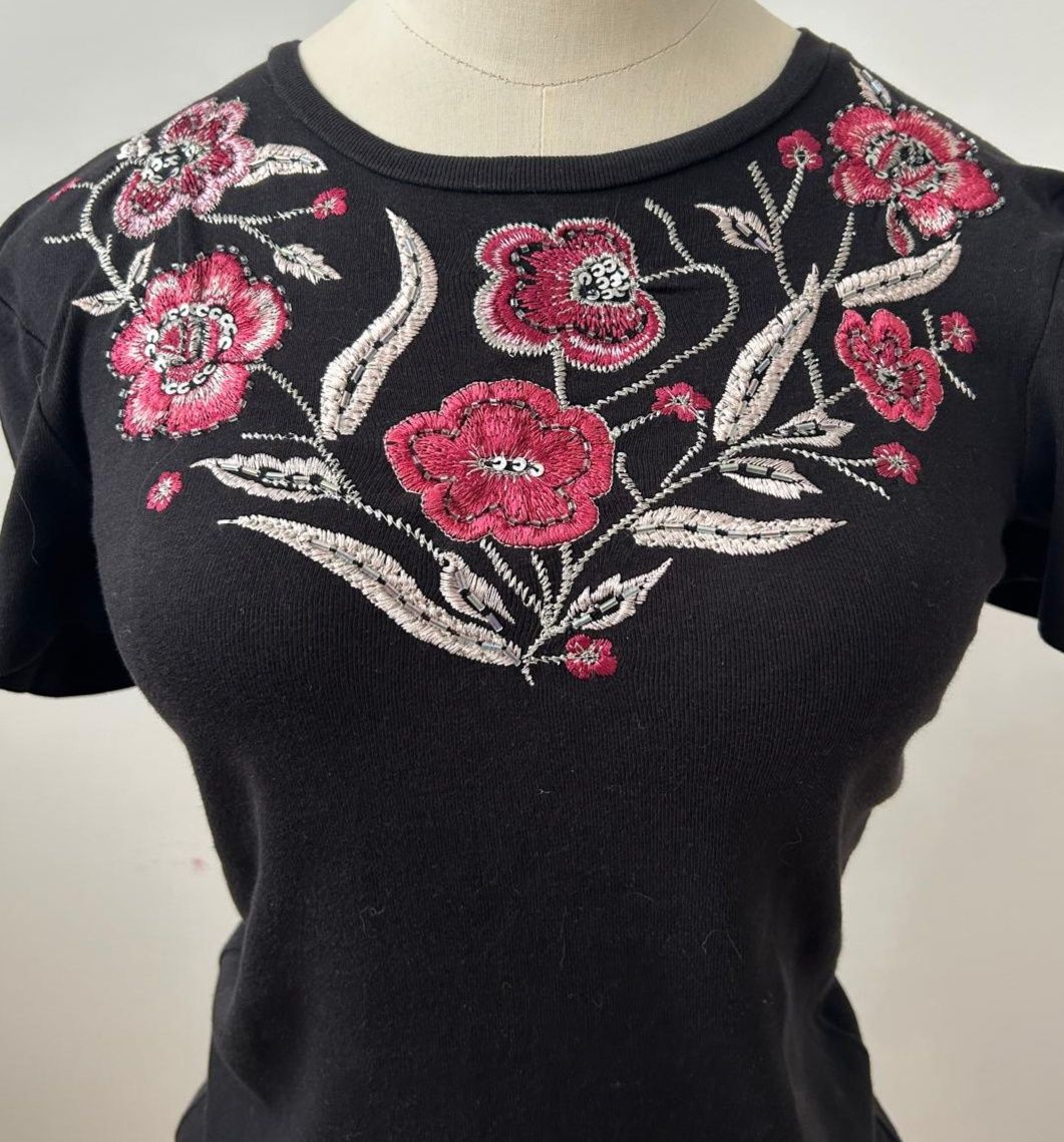 T-shirt preta com bordados Zara