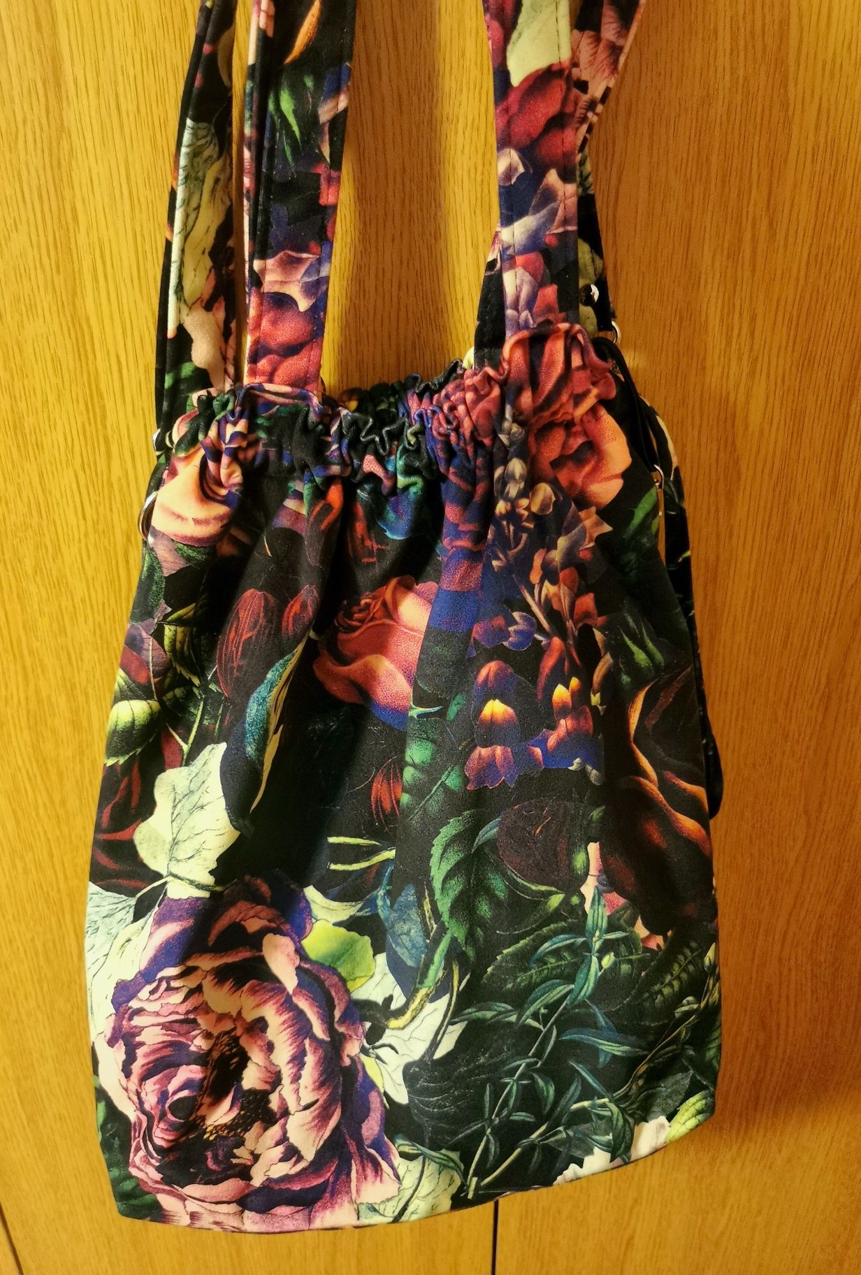 pakowna torba  props miejska maxi  print okee flowers in the dark