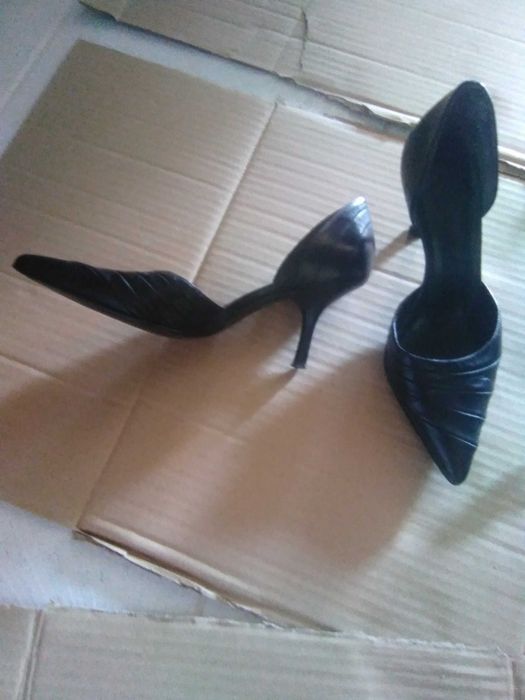 Vários pares sandálias