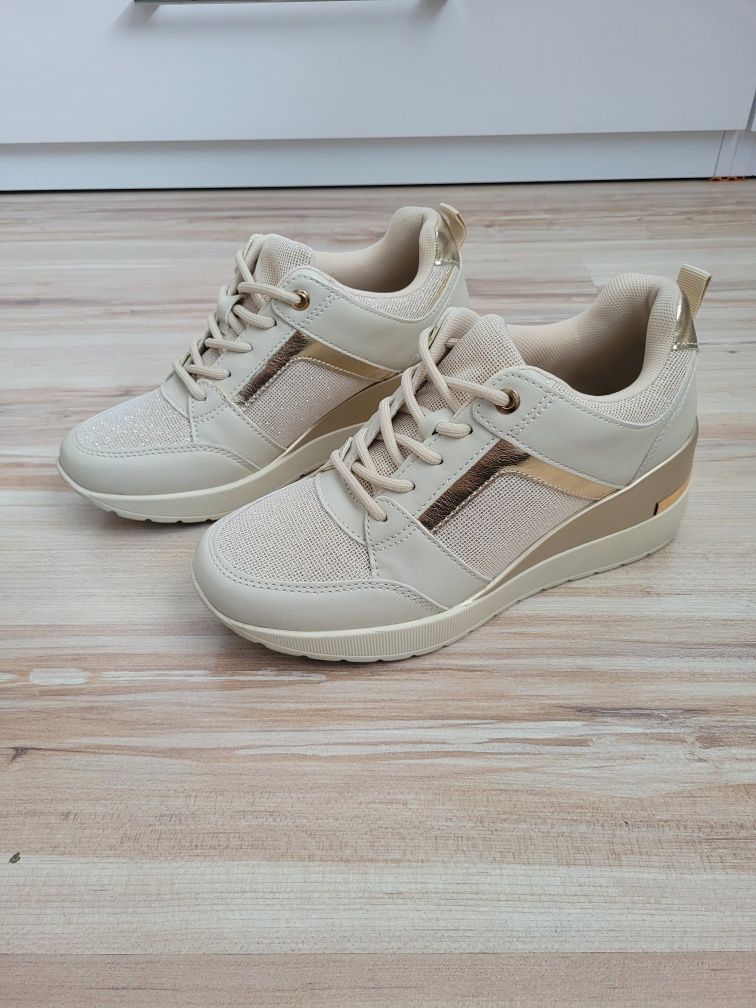 Beżowe sneakersy na koturnie
