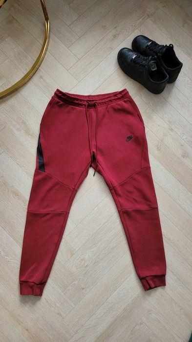 Nike Tech Fleece Joggery Dresy Burgundowe / Czerwone 805182