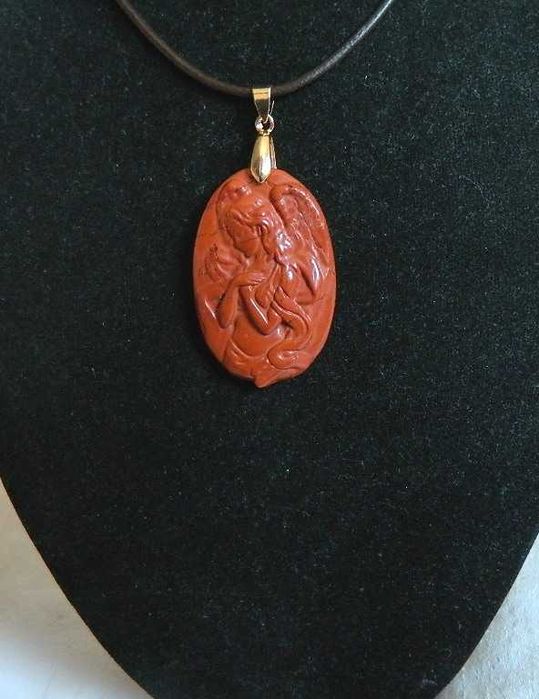 Antystresowy czerwony jaspis mokait, płaskorzeźba Anioł, wisior