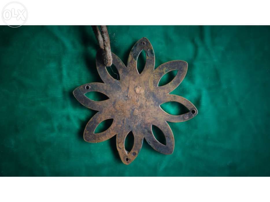 Pendente de metal com forma de flor