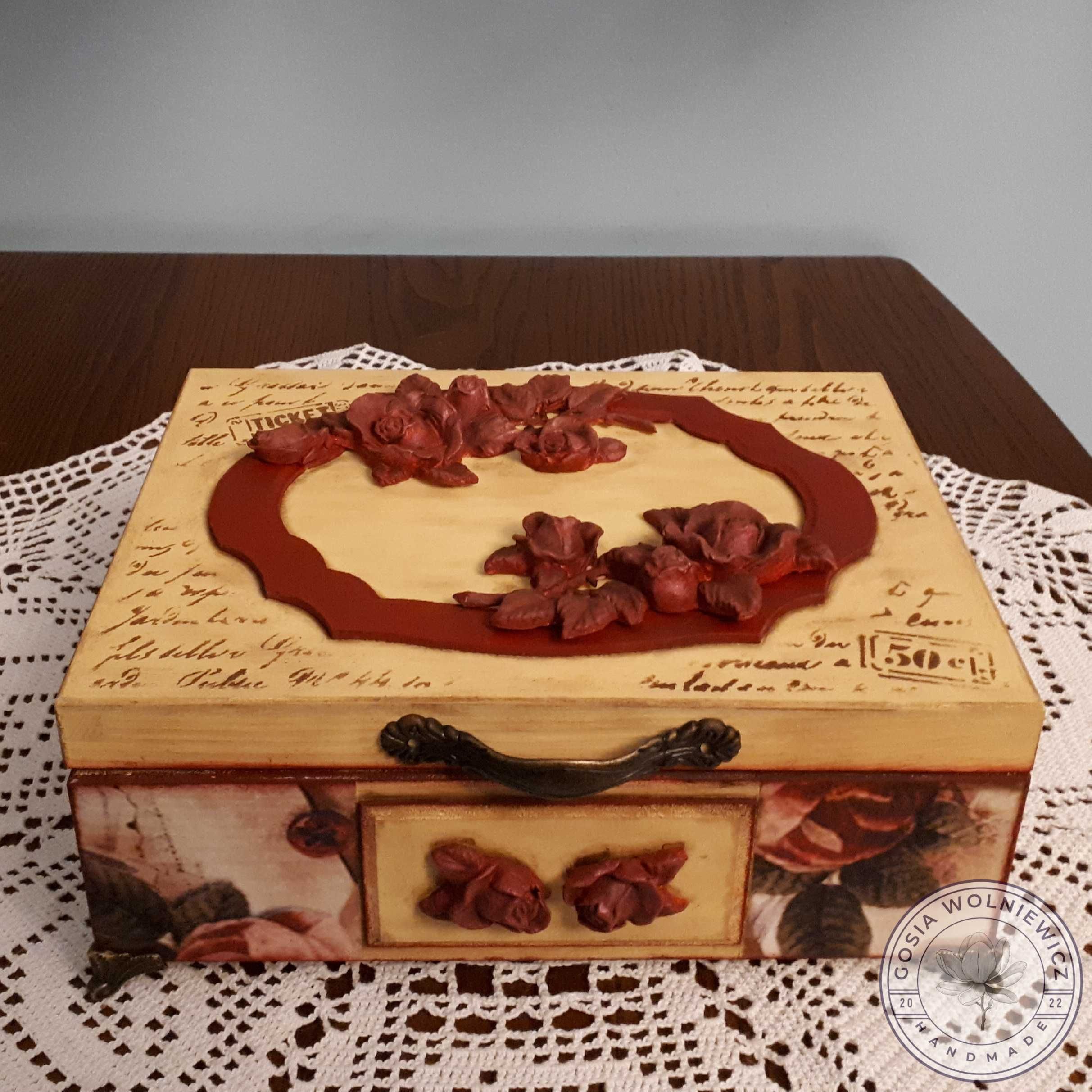 Ręcznie zdobiona elegancka herbaciarka w stylu vintage z motywem róż