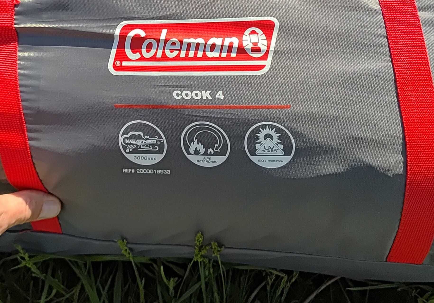 Namiot rodzinny Coleman Cook 4 z przedsionkiem i szafkom kuchenną.