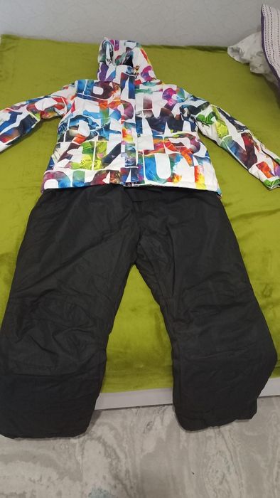 Продам два лижних костюма