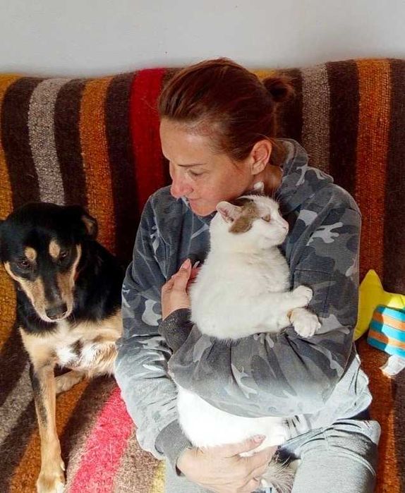 PETRA spokojna sunia  akceptuje KOTY . Uratowana w Bułgarii