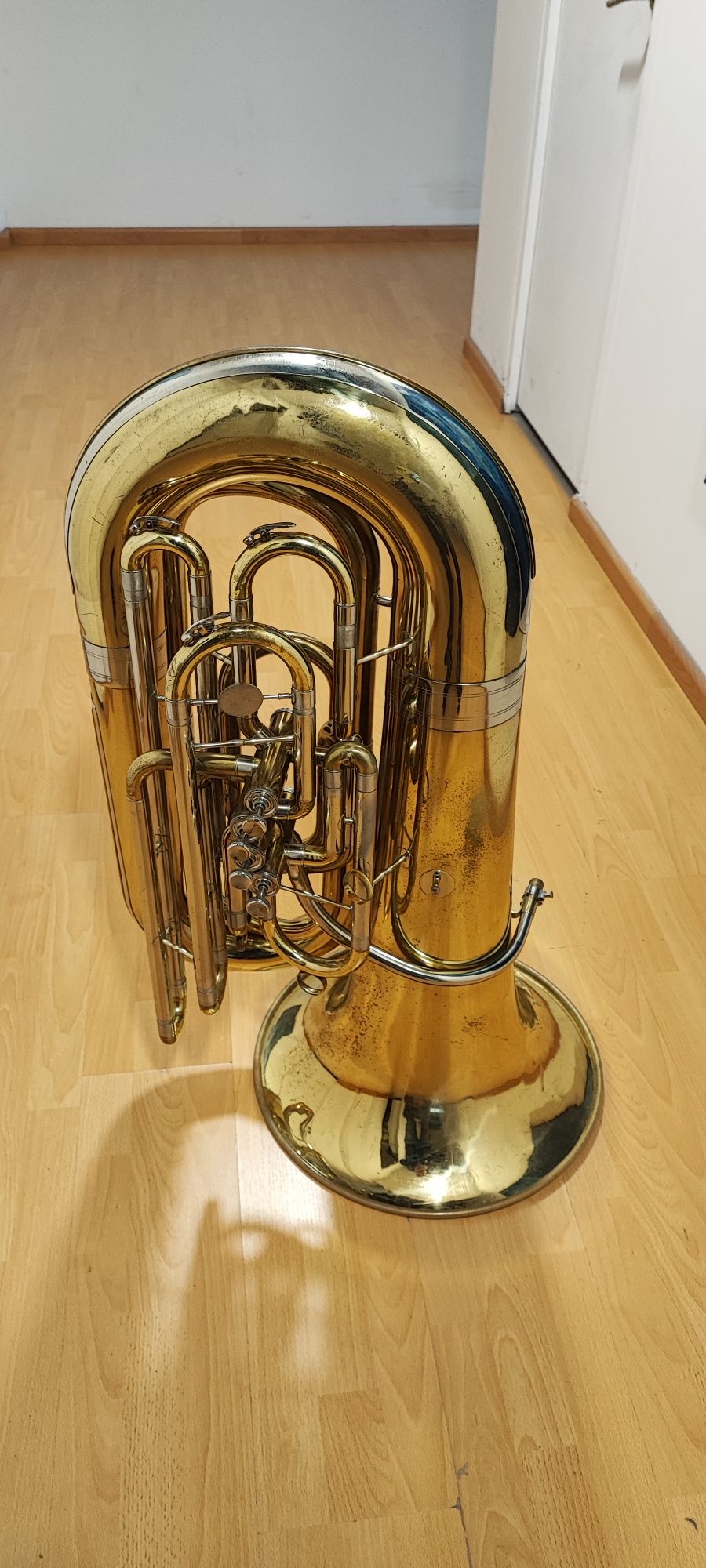 Tuba sib Ângela dourada