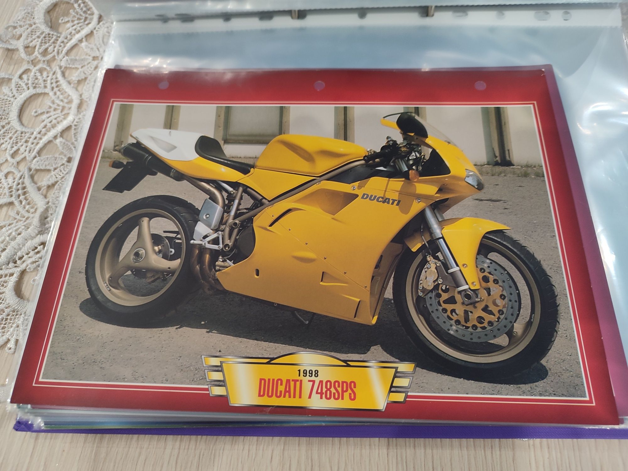 Karty kolekcjonerskie z motorami.