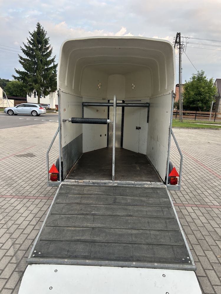 Przyczepa do przewozu zwierzat sprowadzona