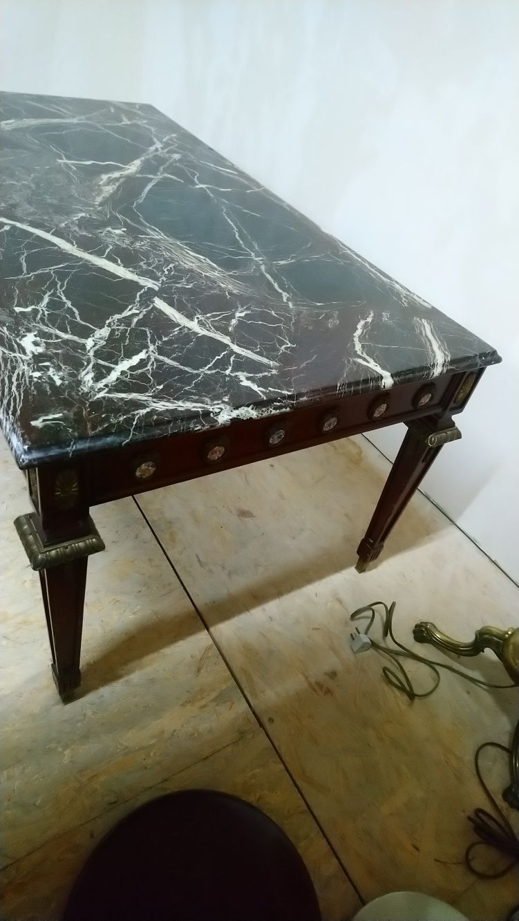 Стол стіл з мраморною поверхнею