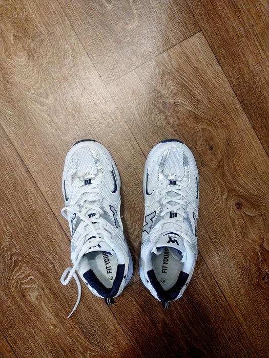 Продам жіночі кросівки, розмір 39