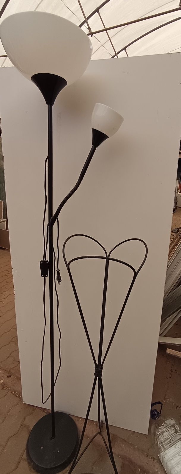 Candeeiro de pé e porta vaso