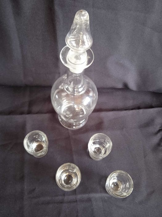 Licoreira e copos, antiga.