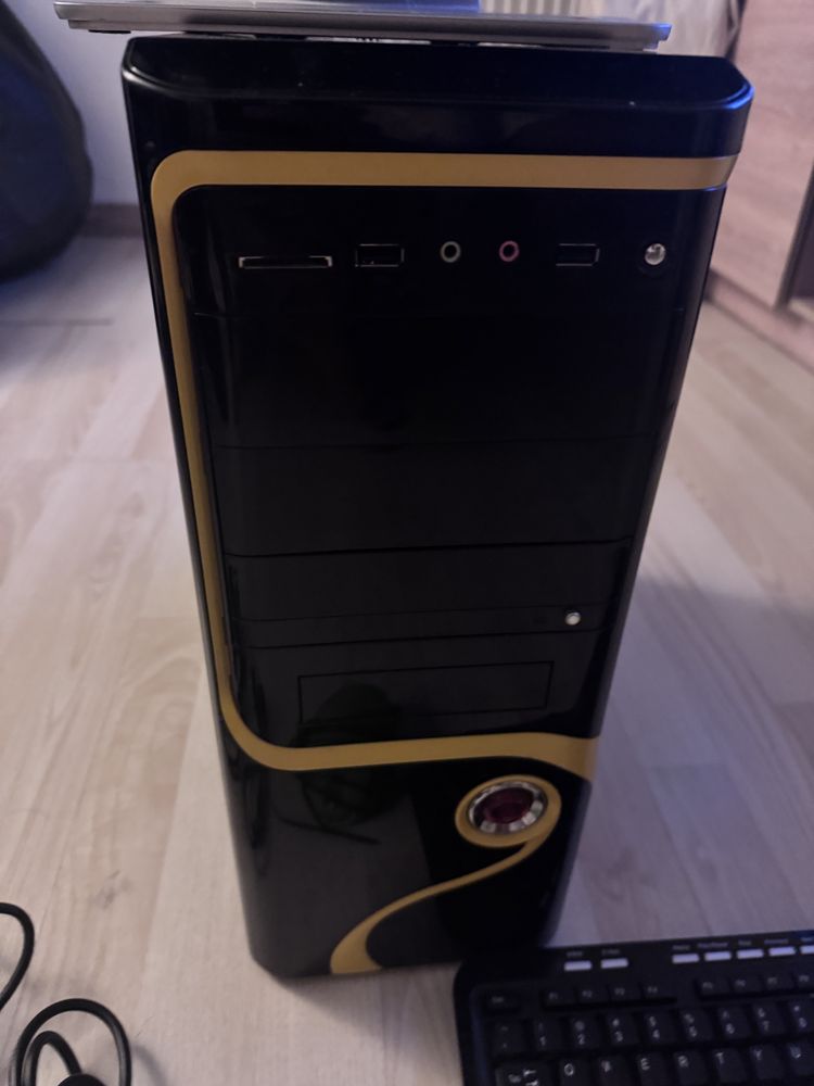 Komputer stacjonarny + monitor