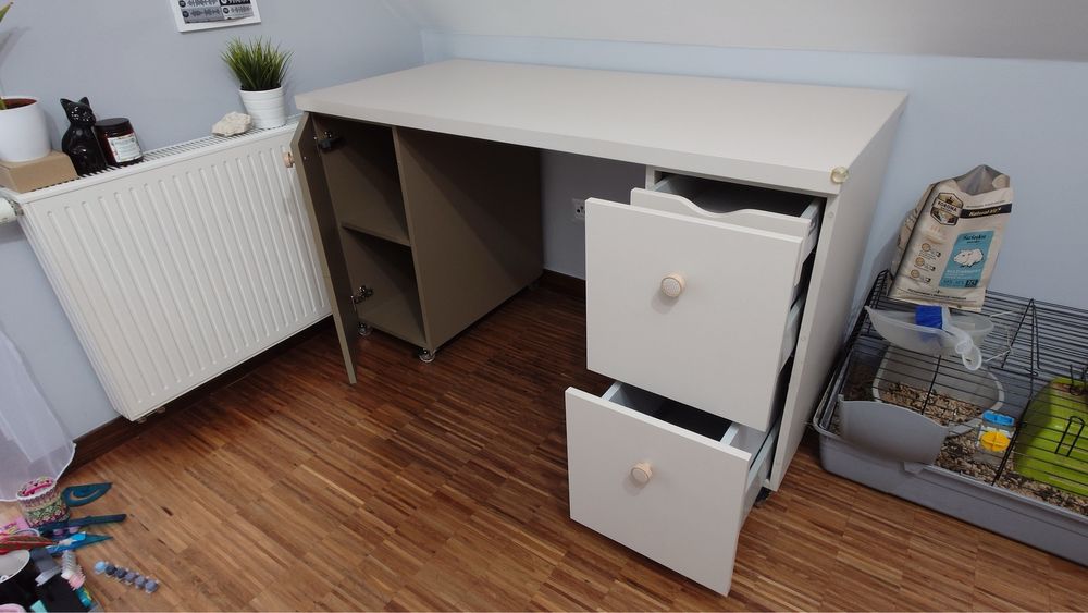 Biurko i łóżko kolor beżowy i malaga