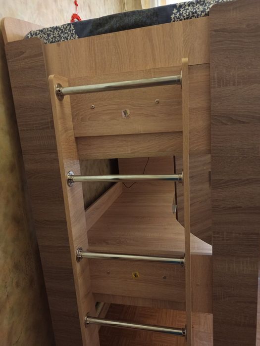 Детская кровать со столом и шкафом