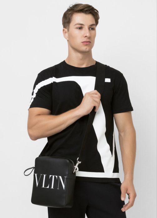 Valentino Garavani -чорна шкіряна сумка-месенджер VLTN