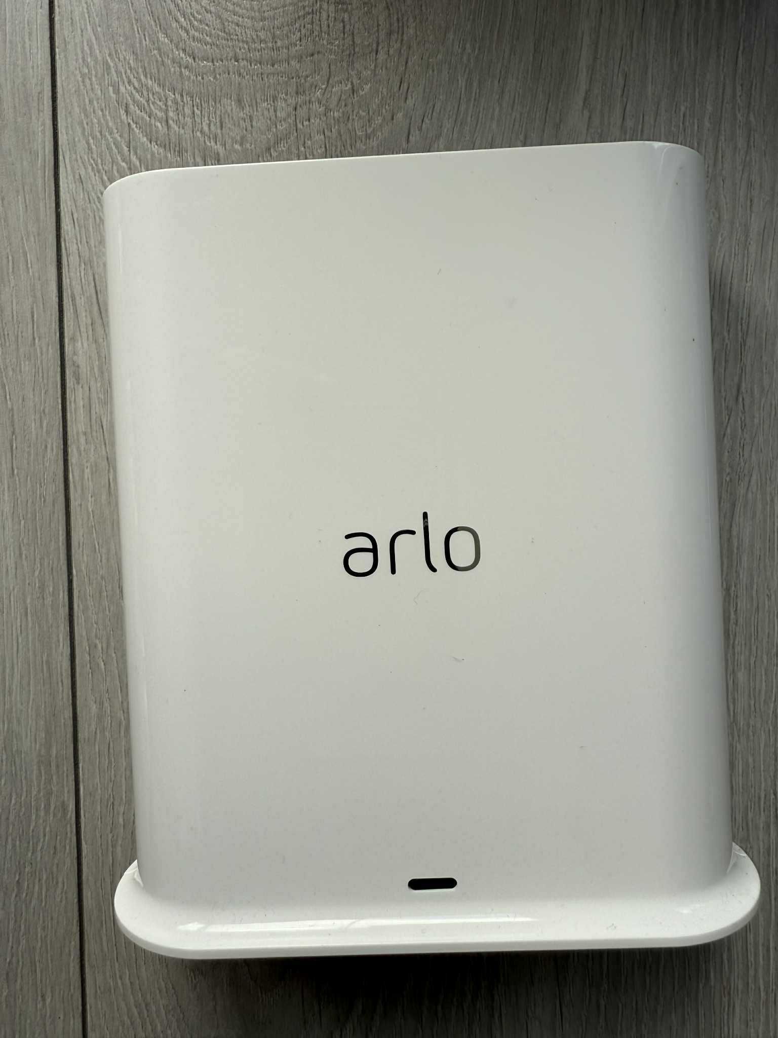 Kamery ARLO ULTRA WIFI 4szt, Arlo SmartHub, bezprzewodowy monitoring